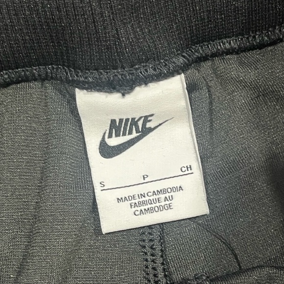 Nike Sportswear - Picture 4 of 10